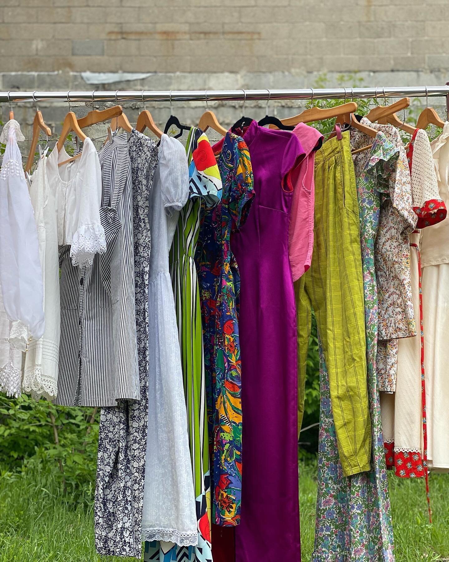 We're OBSESSED with these looks from @bellwethersvintage 😍
Shopping vintage always makes for a better wardrobe, don't you agree?
Not only are the pieces timeless but they stand-out in a crowd full of repetitiveness.
Do you enjoy shopping vintage? 