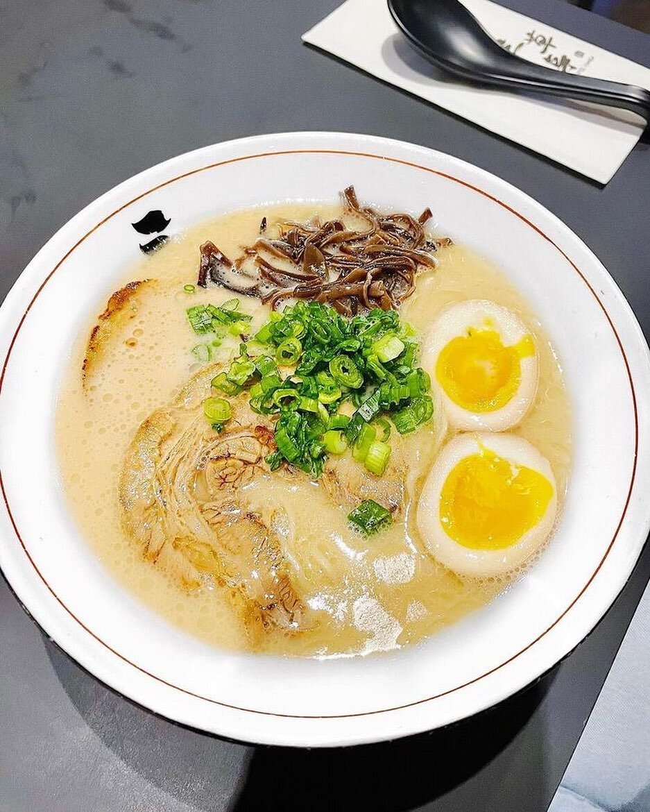 It's raining, it's pouring, our ramen craving is soaring. This rainy day isn't good for much, but it's stoking our desire to enjoy this warm delicious bowl of ramen from @sansoteiramen right now. 🥰
Tonkotsu bowl with chased black fungus, egg &amp; 