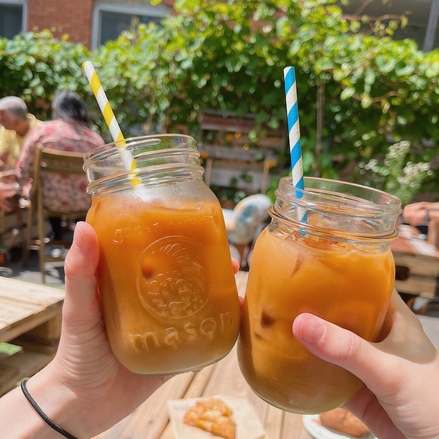 A quick morning stop is made special at @arlingtonfive . ☀️
Grab a friend and enjoy a delicious cold brew ☕️ on their sweet outdoor patio. Paired with the grooviest of vibes! 
📍5 Arlington Ave 
⏰ Tuesday to Saturday : 8:00AM until 4:00PM
Sunday : 